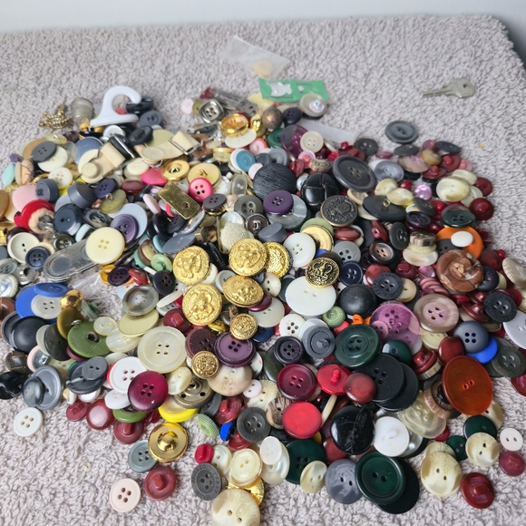 Assorted Colorful Buttons Collection - Picture 11 of 14